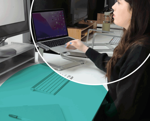 Social-media-audit-&-analytics---why-choose-us social media auit and analytics - team member working on laptop